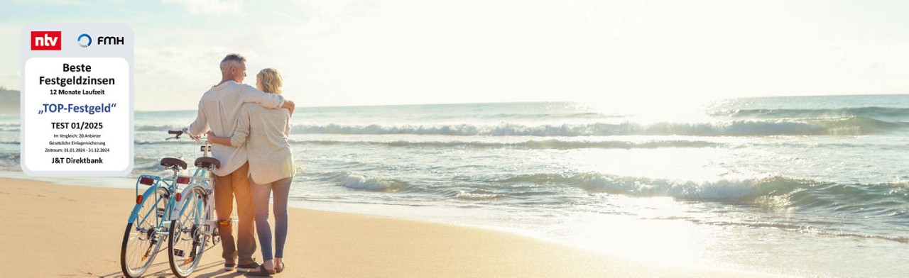 Pärchen mit Fahrrädern am Strand