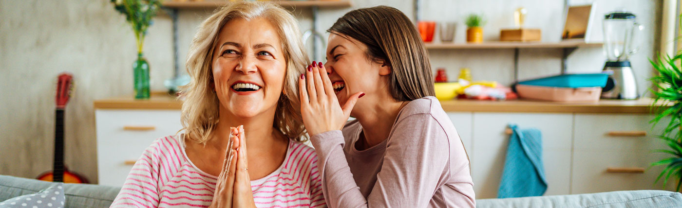 Eine kundin wirbt eine andere Kundin für Tagesgeld