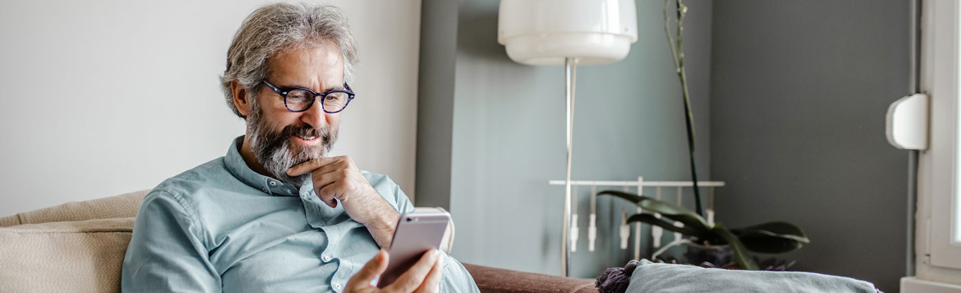 Mann nutzt die J&T Online-Banking App und SecureGo plus App