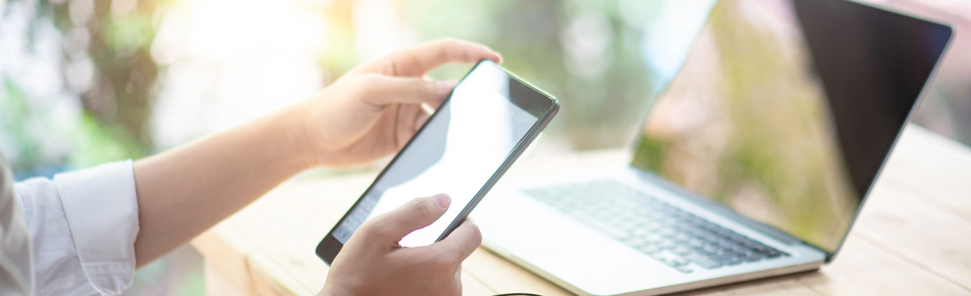 J&T Online-Banking App auf einem Smartphone in der Hand