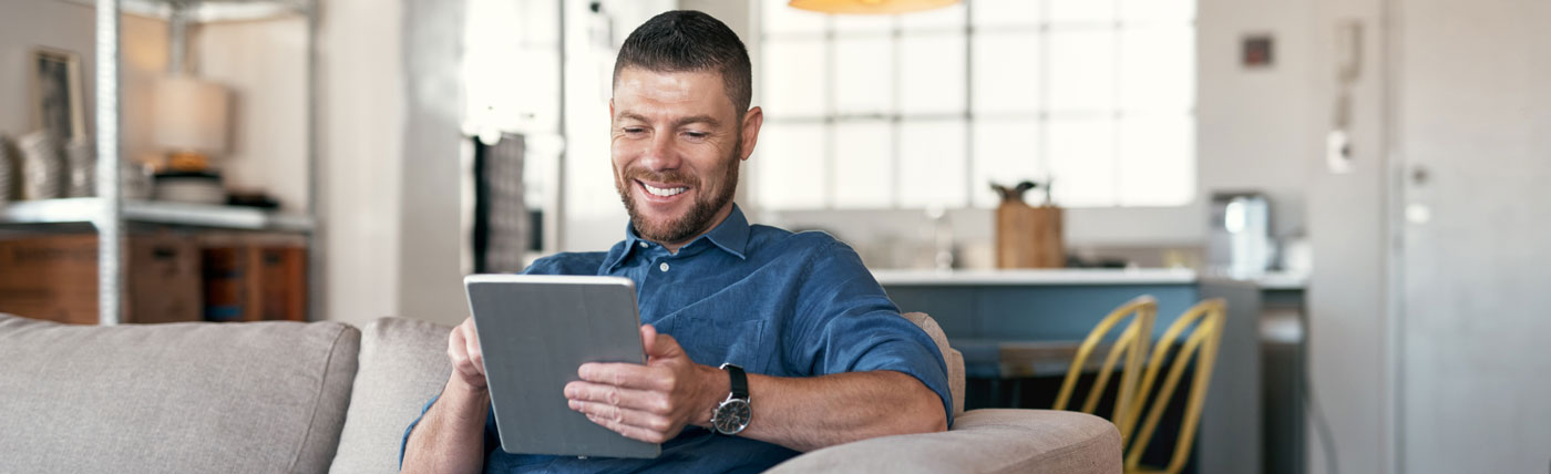 Mann nutzt die SecureGo plus App auf dem Tablet