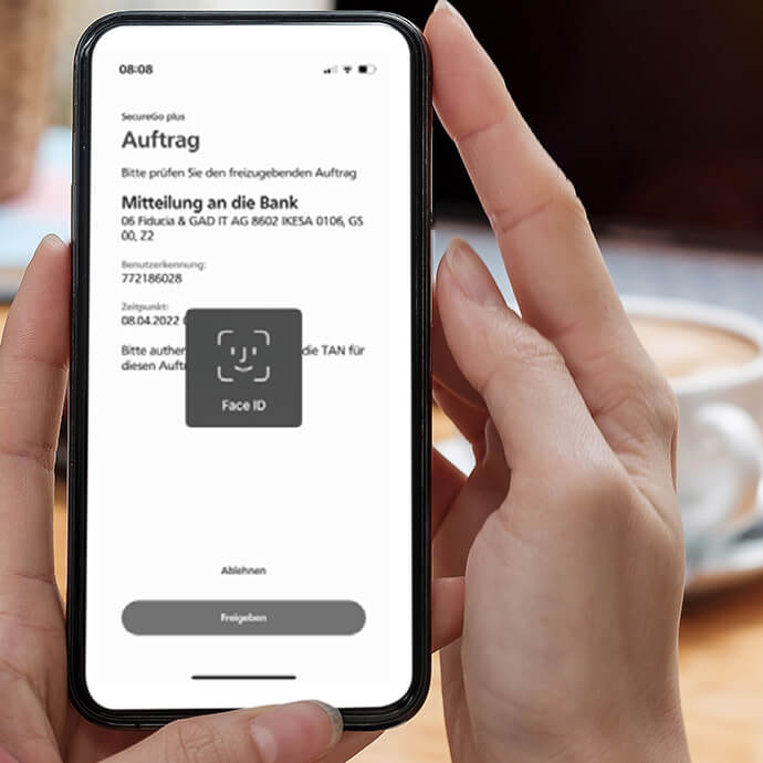 Nutzung der SecureGo plus App auf einem Smartphone in der Hand
