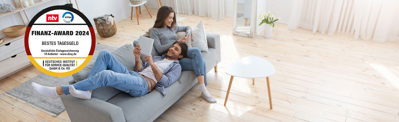 Pärchen mit mobilen Endgeräten auf dem Sofa